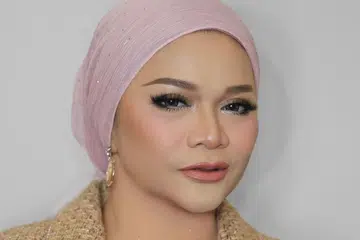 Anak seni Singapura, Nana Karia, akur terkejut dengan kesibukan jadual padat mempromosikan lagu terbaru, ‘Biar Gambar Bicara’ di Malaysia, lantas memberikan pengalaman baru sepanjang tiga dekad dalam dunia seni suara.
