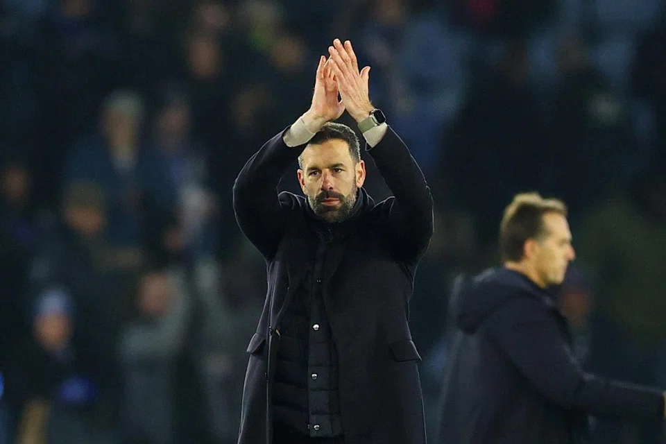 Pengurus baru Leicester City, Ruud van Nistelrooy, meraikan kemenangan dalam perlawanan pertamanya, mengatasi West Ham 3-1. Kemenangan itu meletakkan mereka di tempat ke-15 Liga Perdana England.