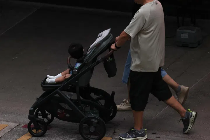 Menurut Jabatan Statistik, jumlah kadar kesuburan (TFR) masyarakat Melayu telah merosot daripada 1.58 pada 2024 kepada 1.53 pada 2025. 