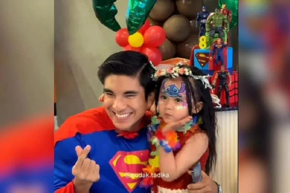 Syed Saddiq tampil ‘sporting’ dengan kostum Superman pada majlis hari jadi anak-anak Bella. 