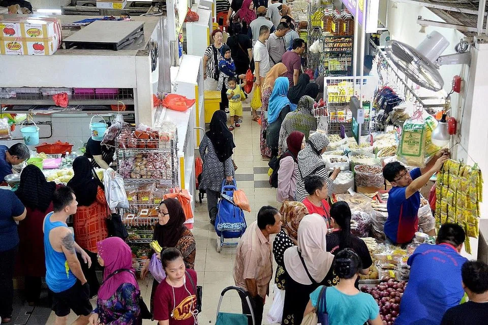 BERATUR PANJANG: Ramai yang kelihatan beratur panjang untuk membeli makanan di gerai Nenek Obek di tingkat dua Pasar Geylang Serai. 