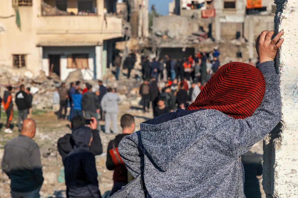 MANGSA KORBAN: Kempen Israel untuk musnahkan Hamas di Gaza menyebabkan korban awam tinggi. Para penduduk Palestin sama-sama mencari dan menyelamatkan mangsa yang cedera dan terkorban dalam runtuhan bangunan akibat pengeboman Israel di Rafah, selatan Gaza, pada 19 Disember.
