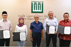 Menteri Bertanggungjawab bagi Ehwal Masyarakat Islam, Encik Masagos Zulkifli Masagos Mohamad (tengah) bersama Anggota Jawatankuasa Sementara Wakaf Masyarakat Singapura yang baru dibentuk, terdiri daripada (dari kiri) Penasihat Syariah dan anggota Jawatankuasa Fatwa, Ustaz Mohd Kamal Mokhtar; Anggota Lembaga Pengarah Pusat Warisan Melayu dan Mendaki, Cik Nadia Yeo; mantan Ketua Pegawai Eksekutif (CEO) Bank of Singapore, Encik Bahren Shaari, selaku pengerusi jawatankuasa itu, dan Pengarah Urusan RHTLaw Asia, Encik Azman Jaafar. Tidak hadir dalam gambar adalah Timbalan Ketua Eksekutif Muis, Encik Khairul Anwar Mohamed Abdul Alim; rakan kongsi, PwC LLP Singapore, Encik Mohamad Saiful Saroni; Ketua Pegawai Eksekutif (CEO) PropNex, Encik Ismail Abdul Gafoor.