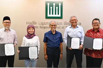 Menteri Bertanggungjawab bagi Ehwal Masyarakat Islam, Encik Masagos Zulkifli Masagos Mohamad (tengah) bersama Anggota Jawatankuasa Sementara Wakaf Masyarakat Singapura yang baru dibentuk, terdiri daripada (dari kiri) Penasihat Syariah dan anggota Jawatankuasa Fatwa, Ustaz Mohd Kamal Mokhtar; Anggota Lembaga Pengarah Pusat Warisan Melayu dan Mendaki, Cik Nadia Yeo; mantan Ketua Pegawai Eksekutif (CEO) Bank of Singapore, Encik Bahren Shaari, selaku pengerusi jawatankuasa itu, dan Pengarah Urusan RHTLaw Asia, Encik Azman Jaafar. Tidak hadir dalam gambar adalah Timbalan Ketua Eksekutif Muis, Encik Khairul Anwar Mohamed Abdul Alim; rakan kongsi, PwC LLP Singapore, Encik Mohamad Saiful Saroni; Ketua Pegawai Eksekutif (CEO) PropNex, Encik Ismail Abdul Gafoor.