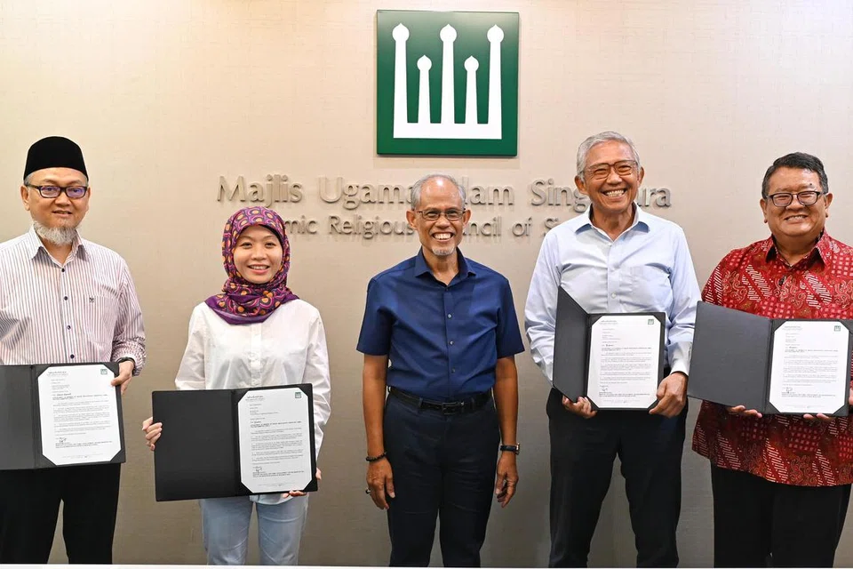 Menteri Bertanggungjawab bagi Ehwal Masyarakat Islam, Encik Masagos Zulkifli Masagos Mohamad (tengah) bersama Anggota Jawatankuasa Sementara Wakaf Masyarakat Singapura yang baru dibentuk, terdiri daripada (dari kiri) Penasihat Syariah dan anggota Jawatankuasa Fatwa, Ustaz Mohd Kamal Mokhtar; Anggota Lembaga Pengarah Pusat Warisan Melayu dan Mendaki, Cik Nadia Yeo; mantan Ketua Pegawai Eksekutif (CEO) Bank of Singapore, Encik Bahren Shaari, selaku pengerusi jawatankuasa itu, dan Pengarah Urusan RHTLaw Asia, Encik Azman Jaafar. Tidak hadir dalam gambar adalah Timbalan Ketua Eksekutif Muis, Encik Khairul Anwar Mohamed Abdul Alim; rakan kongsi, PwC LLP Singapore, Encik Mohamad Saiful Saroni; Ketua Pegawai Eksekutif (CEO) PropNex, Encik Ismail Abdul Gafoor.