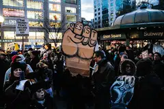 RAMAI BANTAH: Rakyat Amerika Syarikat mengadakan bantahan ke atas Presiden Trump di New York semalam selepas beliau mengisytiharkan perintah darurat bagi mendapatkan dana untuk membina tembok di sempadan Amerika-Mexico. - Foto EPA-EFE