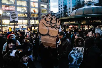RAMAI BANTAH: Rakyat Amerika Syarikat mengadakan bantahan ke atas Presiden Trump di New York semalam selepas beliau mengisytiharkan perintah darurat bagi mendapatkan dana untuk membina tembok di sempadan Amerika-Mexico. - Foto EPA-EFE