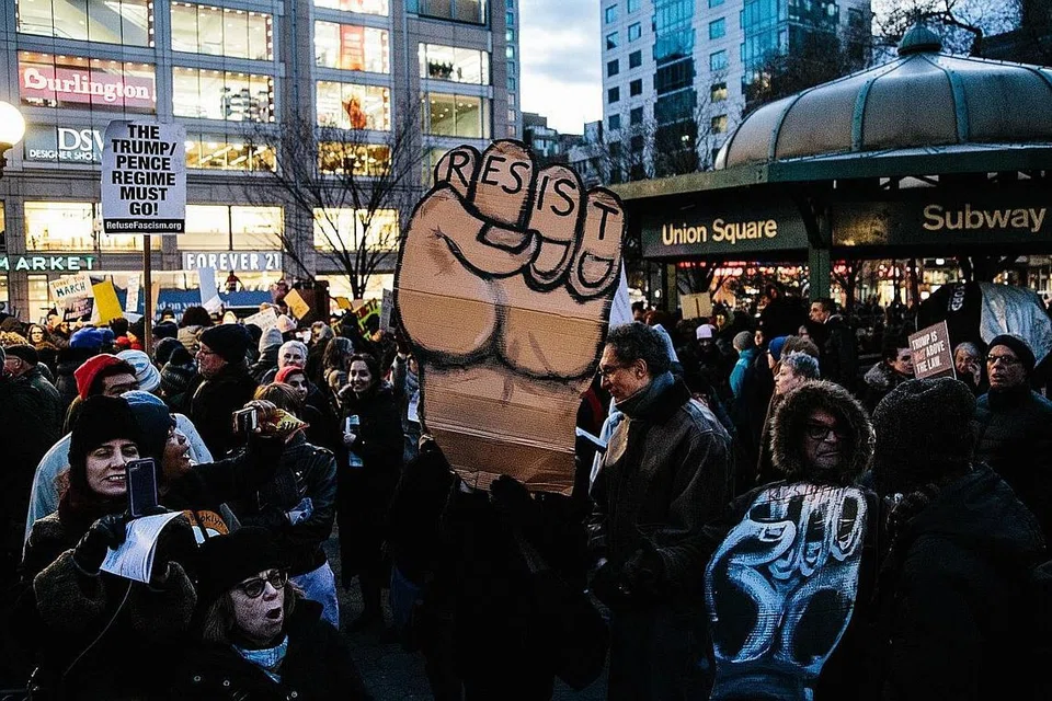 RAMAI BANTAH: Rakyat Amerika Syarikat mengadakan bantahan ke atas Presiden Trump di New York semalam selepas beliau mengisytiharkan perintah darurat bagi mendapatkan dana untuk membina tembok di sempadan Amerika-Mexico. - Foto EPA-EFE