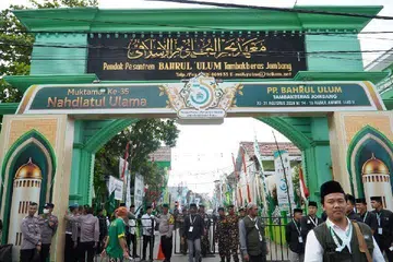 PETUGAS berkawal di pintu masuk Pondok Pesantren Bahrul Ulum Tambakberas, lokasi berlangsungnya Muktamar ke-35 Nahdlatul Ulama (NU), di Jombang, Jawa Timur, pada 26 Ogos. Muktamar itu menjadi tumpuan ketika NU, pertubuhan Islam terbesar di Indonesia, bakal memilih pucuk pimpinan bagi penggal 2026-2031 di tengah persaingan beberapa calon untuk menerajui pertubuhan tersebut