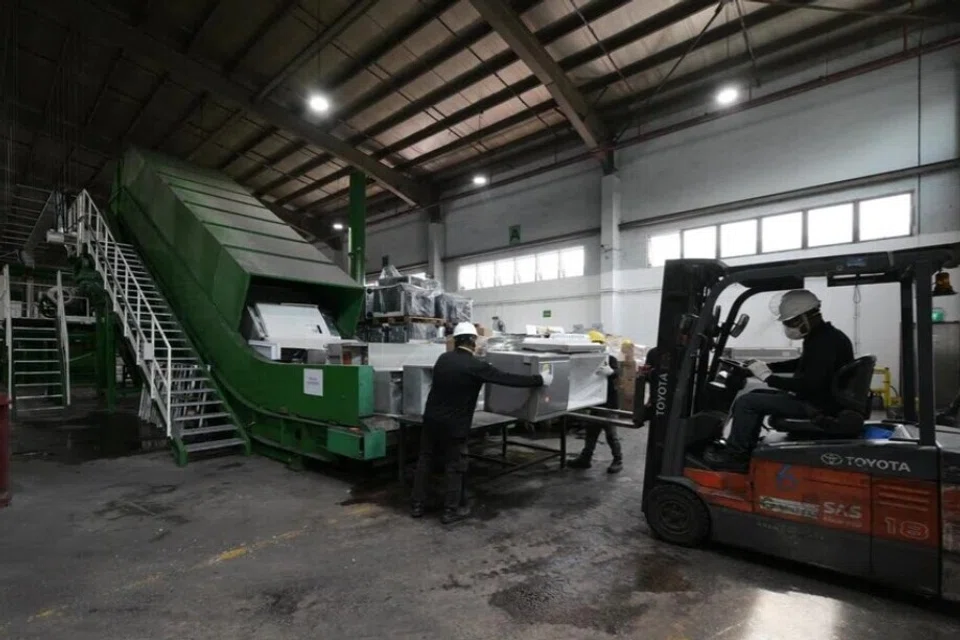 Peti sejuk lama dihancurkan di pusat kitar semula barangan elektronik, Cimelia Resource Recovery, yang terletak di Tuas Bay Drive, pada 10 Oktober.