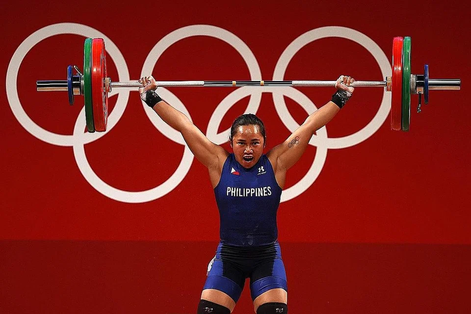 KEJAYAAN MANIS: Atlet angkat berat Filipina, Hidilyn Diaz mengharumkan nama negaranya selepas memenangi pingat emas bagi kategori 55 kilogram kelmarin. - Foto EPA-EFE