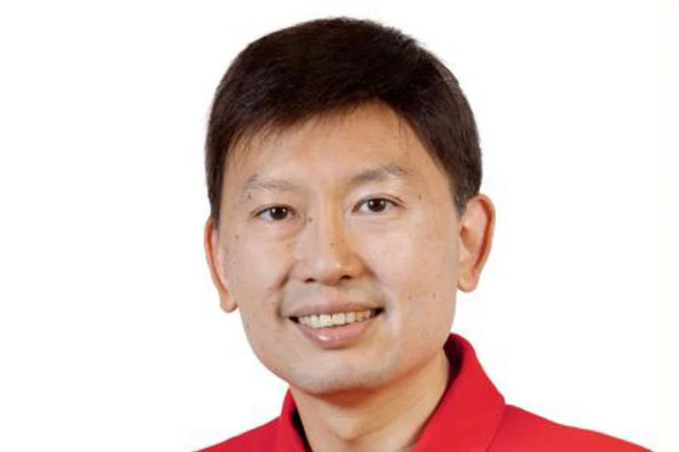 TUNJUKKAN KEPEDULIAN: Encik Chee Hong Tat (paling kanan) dan Encik Seah Kian Peng (paling kiri) menyampaikan pek peduli kepada Cik K. Thanaletchimi di ibu pejabat kesatuan itu di Jalan Bukit Pasoh kelmarin. - Foto NTUC