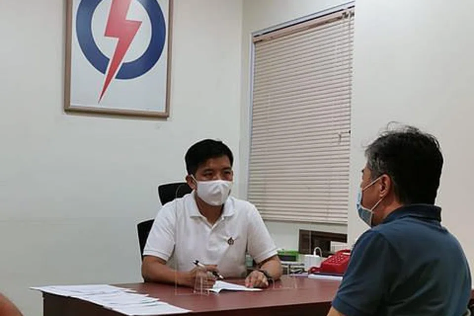 JAGA KESELAMATAN: Encik Alvin Tan (kiri) berkata proses MPS berjalan lancar dan setiap langkah keselamatan dilaksanakan demi kesejahteraan penduduk dan sukarelawan yang membantu. - Foto ihsan ALVIN TAN