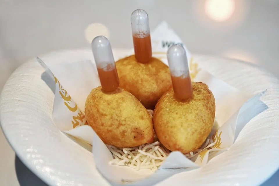 Hidangan ladu yang digoreng, ‘Lobster Broth Pumpkin Dumpling yang berharga $7.80 diperbuat daripada labu dan udang karang. 