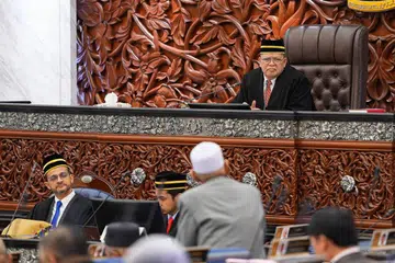 Speaker Dewan Rakyat Malaysia, Tan Sri Johari Abdul (atas).