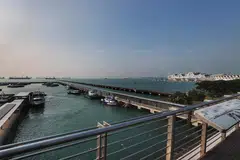 Pasukan Pertahanan Awam Singapura menyatakan pihaknya menerima panggilan bantuan di 31 Marina Coastal Drive sekitar 1.40 tengah hari pada 17 Februari.