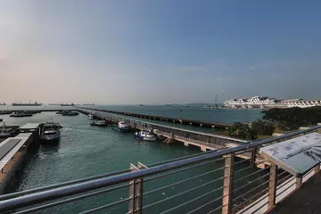 Pasukan Pertahanan Awam Singapura menyatakan pihaknya menerima panggilan bantuan di 31 Marina Coastal Drive sekitar 1.40 tengah hari pada 17 Februari.