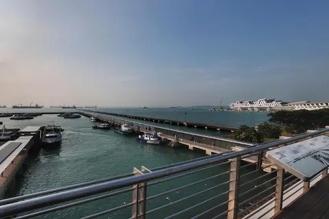 Pasukan Pertahanan Awam Singapura menyatakan pihaknya menerima panggilan bantuan di 31 Marina Coastal Drive sekitar 1.40 tengah hari pada 17 Februari.