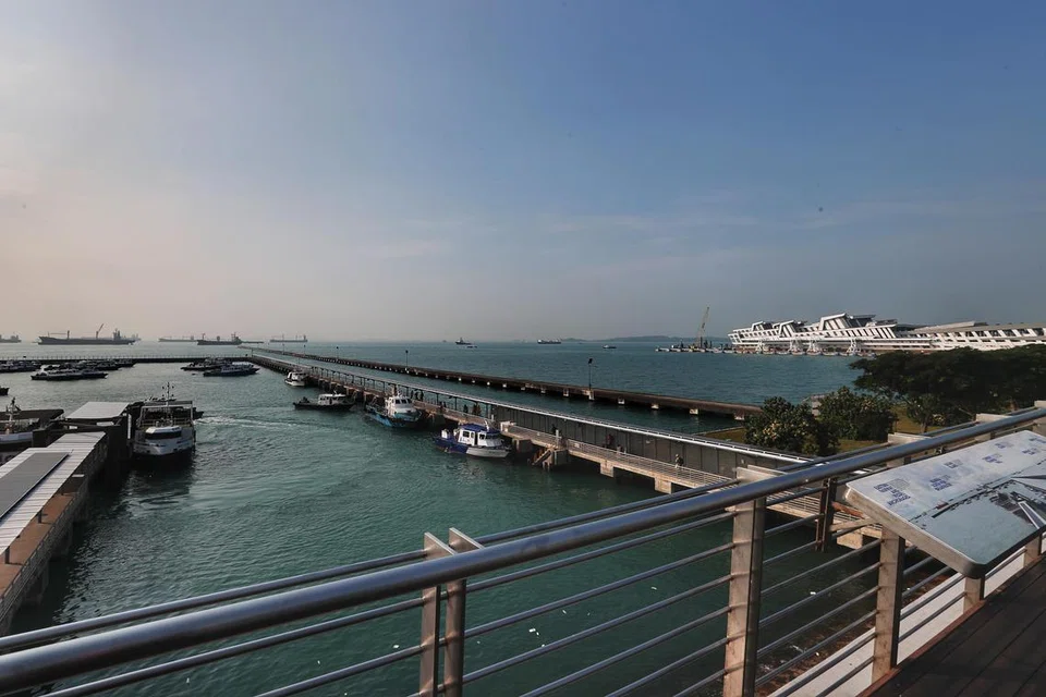 Pasukan Pertahanan Awam Singapura menyatakan pihaknya menerima panggilan bantuan di 31 Marina Coastal Drive sekitar 1.40 tengah hari pada 17 Februari.
