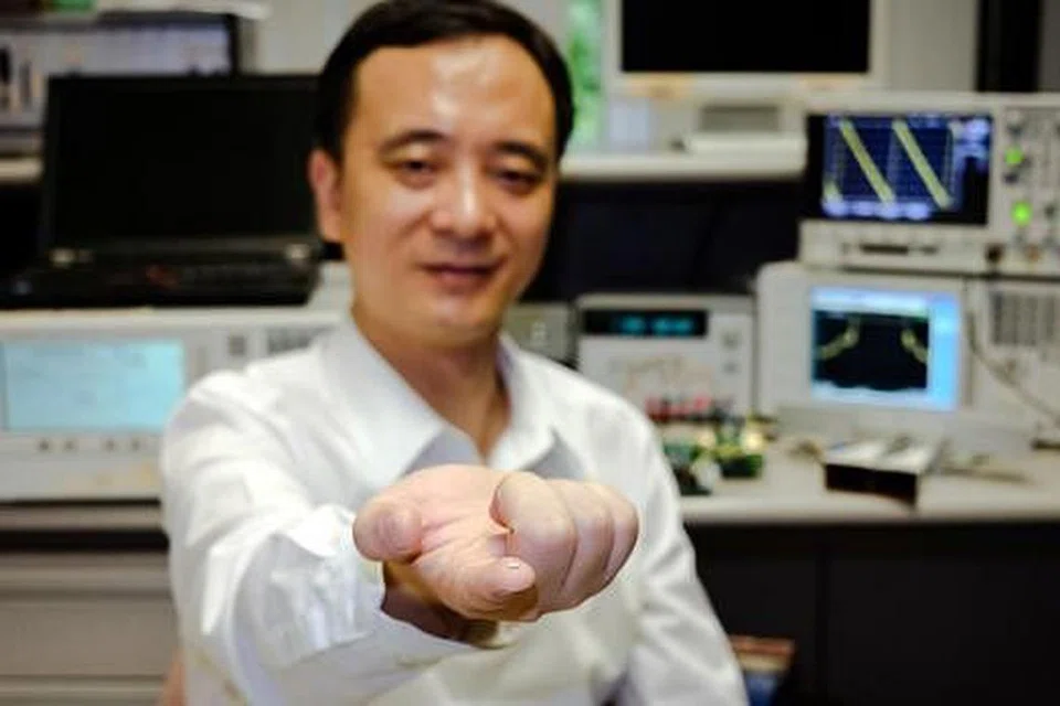 MIKROCIP HASIL NTU: Penolong Profesor jurusan Kejuruteraan Elektrik dan Elektronik di NTU, Encik Zheng Yuanjin, menerajui penyelidikan teknologi baru yang berjaya menghasilkan mikrocip kamera radar 100 kali lebih kecil daripada yang ada sekarang. - Foto NTU