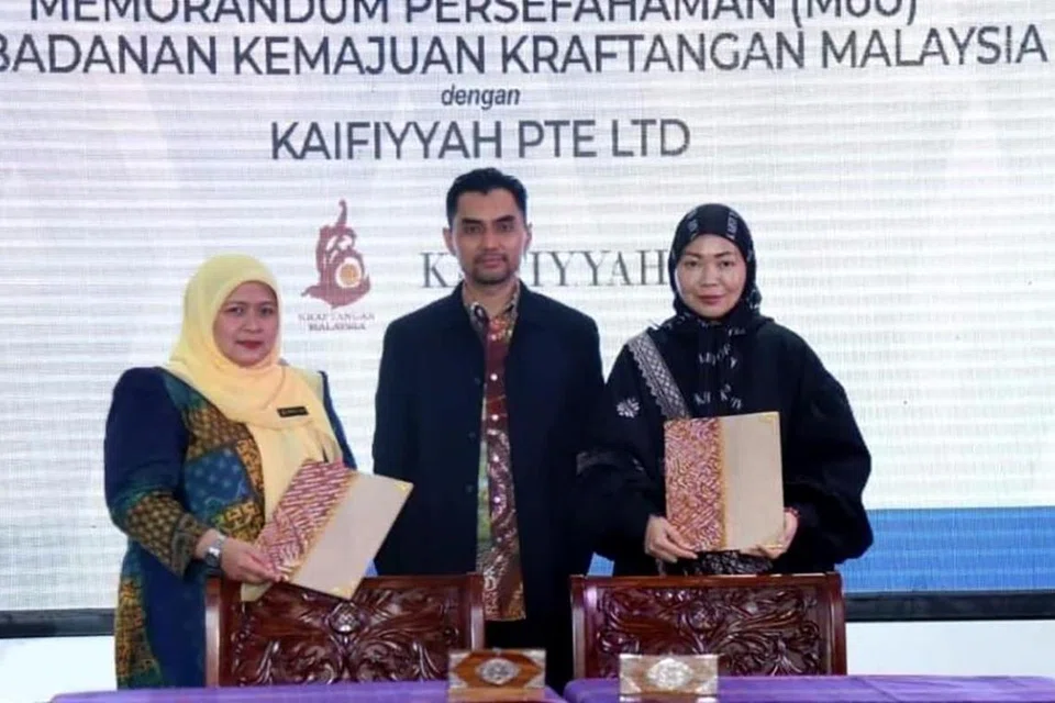 Cik Kat Aziz (kanan), pengasas Kaifiyyah di majlis menandatangani memorandum persafahaman dengan wakil Perbadanan Kemajuan Kraftangan Malaysia,  disaksikan oleh Timbalan Menteri Pelancongan, Seni dan Budaya Malaysia, Encik Khairul Firdaus Akbar Khan, baru-baru ini di Kuala Lumpur.