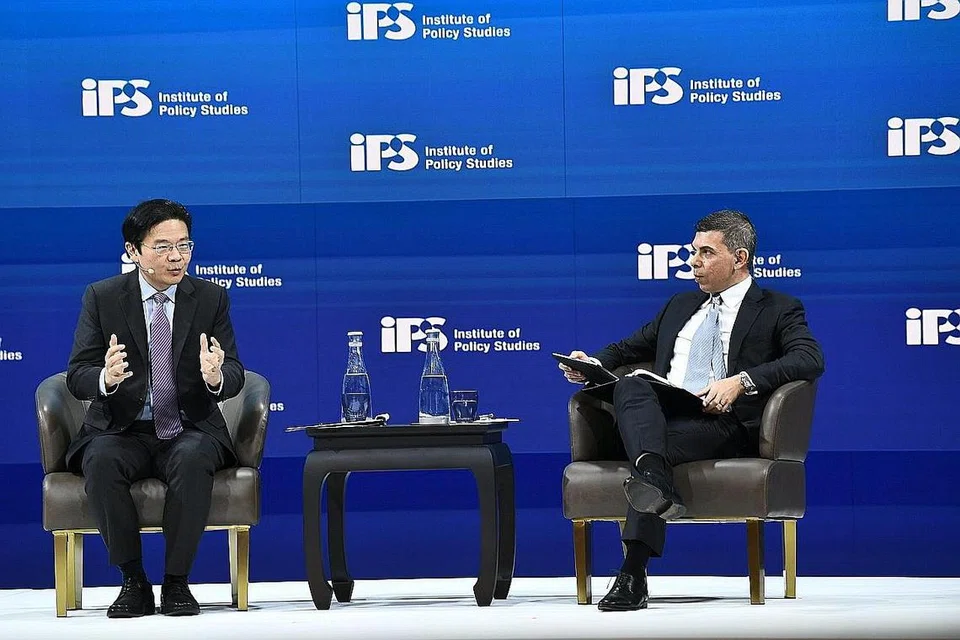 BINCANG BERSAMA: Menteri Pendidikan dan Menteri Kedua Kewangan, Encik Lawrence Wong (kiri, gambar kiri), menjawab pelbagai soalan termasuk berkenaan dunia pasca-Covid-19, politik dan pendidikan semasa sesi dialog di Persidangan Perspektif Singapura 2021 anjuran Institut Pengajian Dasar (IPS) semalam. Bersamanya ialah Ketua Editor Kumpulan Media Inggeris, Melayu dan Tamil (EMTM) SPH, Encik Warren Fernandez. - Foto IPS / NUS