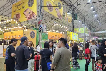 Pemilik gerai makanan yang menjual aneka ‘hot dog’ dan kentang goreng, ‘Kream’ dan ‘Frites’, Encik Aliff Zainal berkata, perniagaannya di Geylang Serai dan Kampong Gelam mendapat sambutan amat baik, dan menyifatkan keuntungannya adalah “lebih baik dari tahun lepas”.