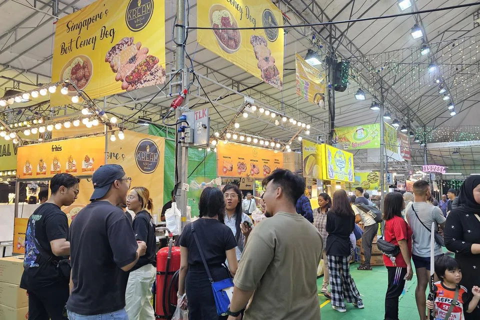 Pemilik gerai makanan yang menjual aneka ‘hot dog’ dan kentang goreng, ‘Kream’ dan ‘Frites’, Encik Aliff Zainal berkata, perniagaannya di Geylang Serai dan Kampong Gelam mendapat sambutan amat baik, dan menyifatkan keuntungannya adalah “lebih baik dari tahun lepas”.