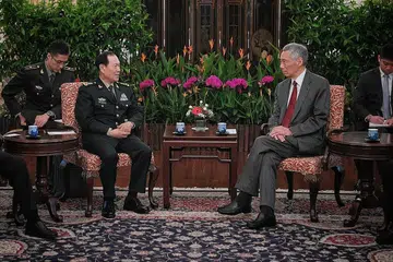 BERTEMU EMPAT MATA: Jeneral Wei Fenghe (dua dari kiri) dari China menemui Encik Lee di Istana semalam. Beliau berada di Singapura bagi menghadiri Dialog Shangri-La, yang berlangsung hari ini hingga lusa. - Foto BH oleh MARK CHEONG