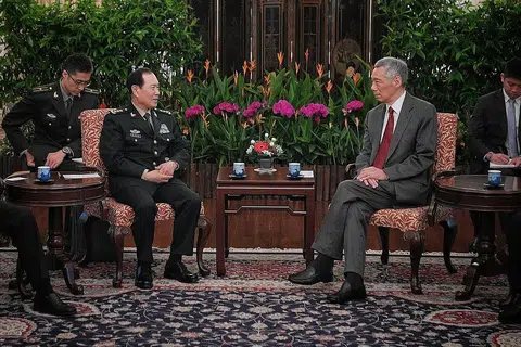 BERTEMU EMPAT MATA: Jeneral Wei Fenghe (dua dari kiri) dari China menemui Encik Lee di Istana semalam. Beliau berada di Singapura bagi menghadiri Dialog Shangri-La, yang berlangsung hari ini hingga lusa. - Foto BH oleh MARK CHEONG