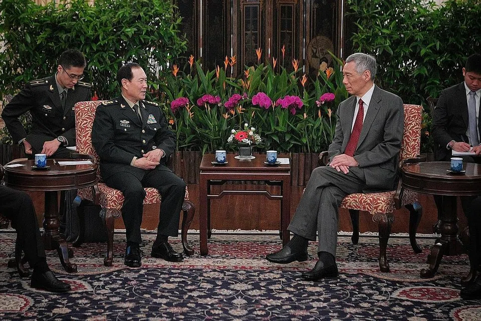BERTEMU EMPAT MATA: Jeneral Wei Fenghe (dua dari kiri) dari China menemui Encik Lee di Istana semalam. Beliau berada di Singapura bagi menghadiri Dialog Shangri-La, yang berlangsung hari ini hingga lusa. - Foto BH oleh MARK CHEONG