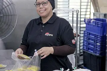 SAMBUT BAIK: Cik Mariyanti Ishak, 45 tahun, seorang pekerja pemprosesan, lega tiga keprihatinan kewangannya - simpanan masa tua, yuran sekolah anak dan bayaran rumah - terjaga dengan simpanan CPF lebih banyak. - Foto IQBAL FAIZAL