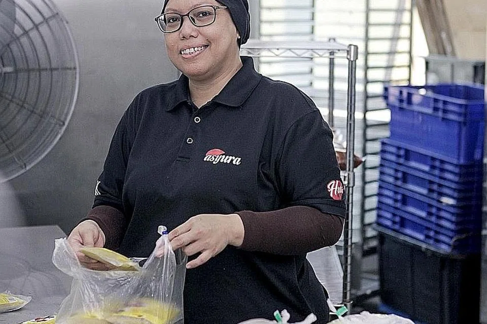 SAMBUT BAIK: Cik Mariyanti Ishak, 45 tahun, seorang pekerja pemprosesan, lega tiga keprihatinan kewangannya - simpanan masa tua, yuran sekolah anak dan bayaran rumah - terjaga dengan simpanan CPF lebih banyak. - Foto IQBAL FAIZAL