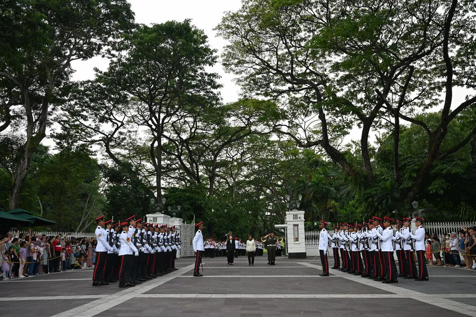 ISTIADAT KHAS: Istiadat pertukaran pengawal di Istana berlangsung pada Ahad dan disaksikan ramai pejalan kaki.