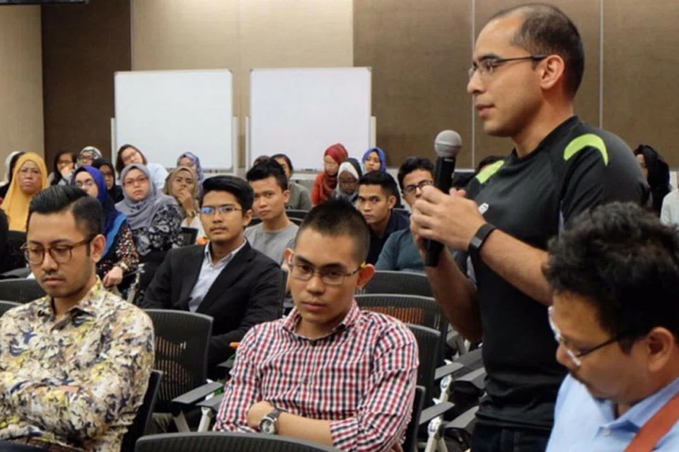 PESERTA RANCAK BERBINCANG: Peserta forum pertama berjudul, 'Penjagaan Kesihatan dalam Perspektif Hukum Fiqh', yang mengupas isu seperti penggunaan alkohol dalam ubat-ubatan, kandungan vaksin bagi tujuan penyuntikan serta dilema yang sering dialami oleh pesakit Islam seperti mengamalkan puasa serta cara solat ketika sakit, pada Sabtu lalu kelihatan rancak berbincang.