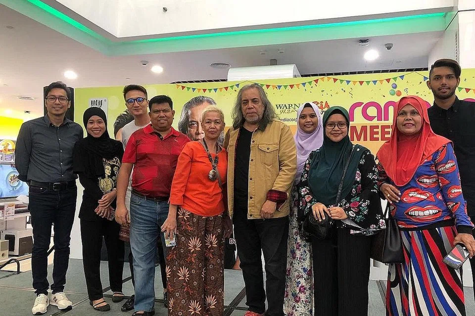 BERAMAH MESRA DENGAN PEMINAT: Datuk Ramli Sarip (enam dari kiri) dan Fauzie Laily (tiga dari kiri) bersama peminat mereka yang memeriahkan acara Gain City Megastore@Sungei Kadut. Turut hadir adalah deejay Warna 94.2FM, TG (kiri) dan deejay Ria 89.7FM, Hans Ashrie (kanan). - Foto RIA 89.7FM