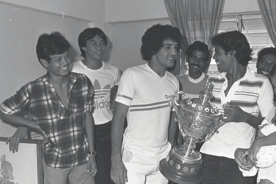 Bekas pemain bola sepak Singapura, (dari kiri) Au-yeong Pak Kuan, David Lee, Samad Allapitchay, Rahim Hussein dan Hasli atau nama sebenarnya, Haslir Ibrahim (memegang trofi Piala Malaysia yang dimenangi Singapura pada 1980) 