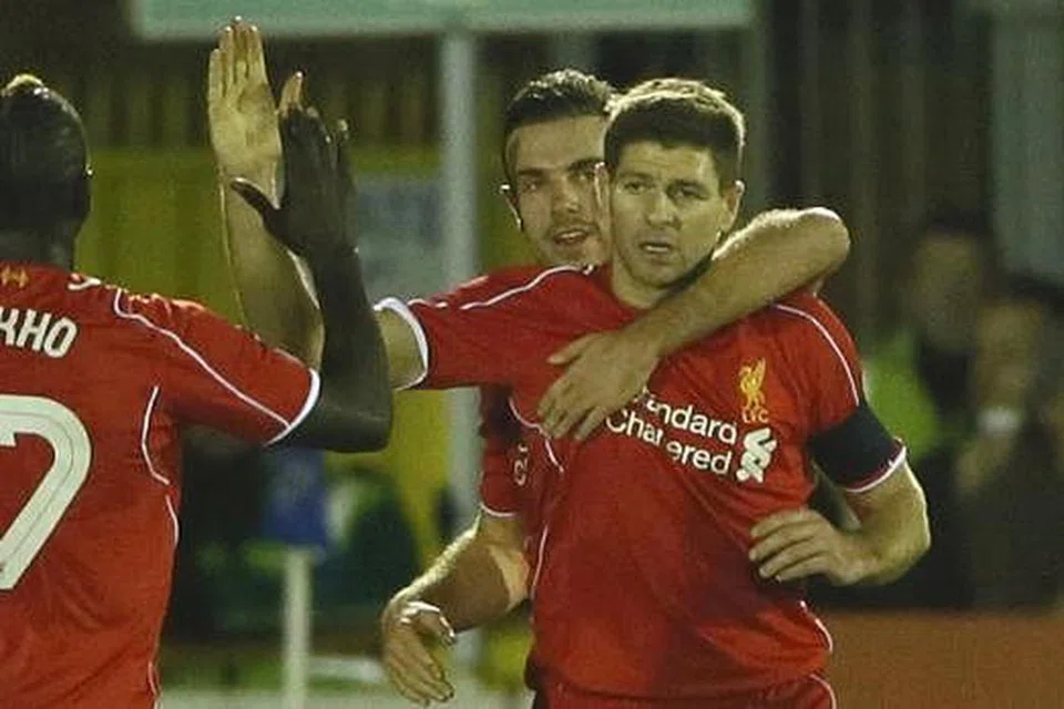PEMAIN PENTING: Steven Gerrard (kanan) menjaringkan dua gol demi membantu Liverpool menewaskan Wimbledon 2-1 dalam pusingan ketiga Piala FA. - Foto REUTERS