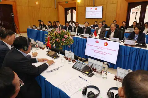 TINGKAT KERJASAMA: Topik lebih luas yang dibincangkan oleh Menteri Kedua Perdagangan dan Perusahaan, Dr Tan See Leng (kanan), serta Menteri Perancangan dan Pelaburan Vietnam, Encik Nguyen Chi Dzung, mencerminkan kerjasama ekonomi dua hala yang semakin berubah dan berkembang.