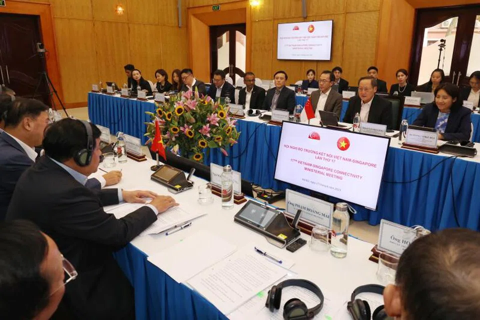 TINGKAT KERJASAMA: Topik lebih luas yang dibincangkan oleh Menteri Kedua Perdagangan dan Perusahaan, Dr Tan See Leng (kanan), serta Menteri Perancangan dan Pelaburan Vietnam, Encik Nguyen Chi Dzung, mencerminkan kerjasama ekonomi dua hala yang semakin berubah dan berkembang.