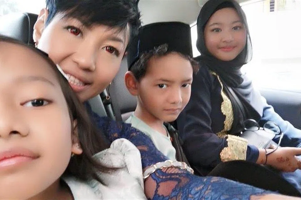 Cik Faradilla Abdul Latiff (dua dari kiri) menyambut Hari Raya Aidilfitri bersama keluarganya.