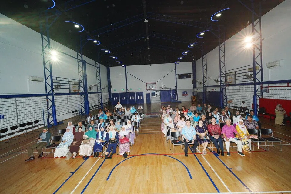 Seramai 80 bekas pelajar dan guru bersara turut menghadiri perjumpaan di bangunan lama Sekolah Menengah Yusof Ishak.