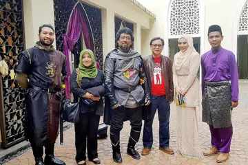 PEMENTASAN DI KUALA LUMPUR: (Dari kanan) penolong pengarah Jabatan Kesenian dan Kebudayaan Negara Malaysia, Encik Shah Rizal Abdan; dan pengacara rancangan 'Selamat Pagi Malaysia', Cik Zehra Zamri, bergambar bersama Encik Samsudin Said, pelakon Hassan Osman, Cik Hartinah Ahmad dan pelakon Muhammad Hafiz Yusof. - Foto ihsan HARTINAH AHMAD