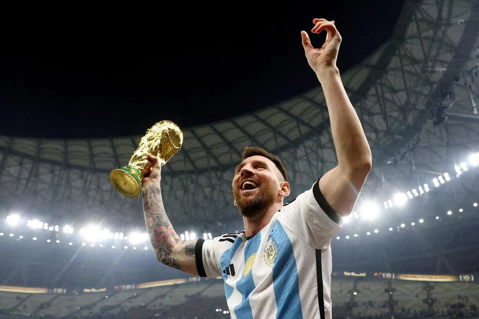 Lionel Messi dari Argentina meraikan kemenangan Piala Dunia FIFA Qatar 2022 sambil memegang trofi pada 18 Disember 2022.