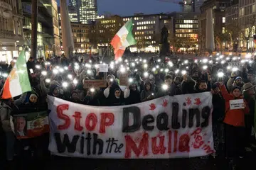 Penunjuk perasaan menyertai demonstrasi membantah pemerintah Iran di Frankfurt, Jerman, pada 12 Januari 2026. Sejak 28 Disember 2025, protes anti-kerajaan secara meluas telah berlangsung di seluruh Iran walaupun berdepan tindakan keras yang ketat.