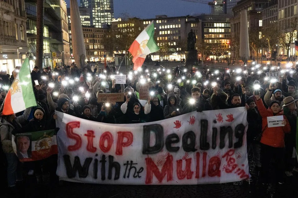 Penunjuk perasaan menyertai demonstrasi membantah pemerintah Iran di Frankfurt, Jerman, pada 12 Januari 2026. Sejak 28 Disember 2025, protes anti-kerajaan secara meluas telah berlangsung di seluruh Iran walaupun berdepan tindakan keras yang ketat.