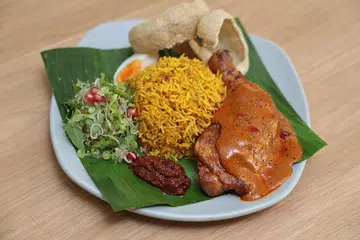 Hidangan ayam percik nasi kerabu oleh Kerabu by Arang di Pusat Makanan Yishun.
