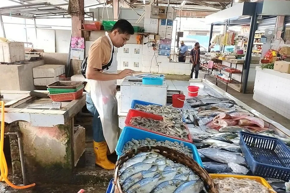 NELAYAN KURANG KE LAUT: Peniaga ikan terpaksa menjual hasil laut sejuk beku disebabkan kekurangan bekalan segar. Musim tengkujuh ini menghambat nelayan ke laut. 
