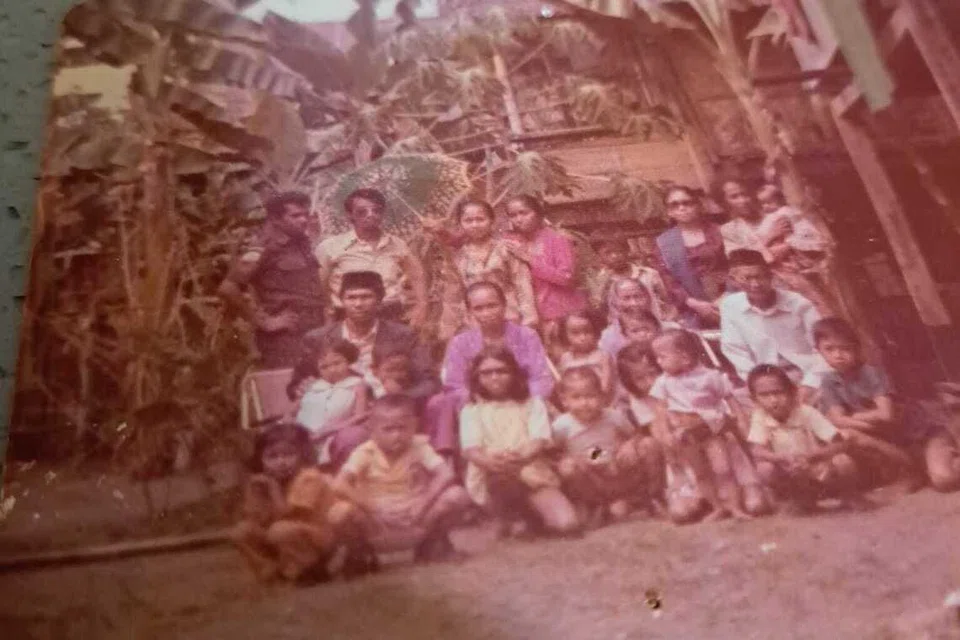 Gambar Encik Harujuna ( belakang, dua dari kiri) bersama keluarganya di Parepare setelah berakhir pemberontakan Abdul Kahar Muzakkan di Sulawesi Selatan.
