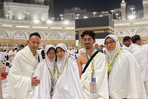 Encik Muhammad Sabar Adam (kiri) berkata umrah pertama untuk ibadah haji  yang dilakukan mereka sekeluarga ialah sesuatu yang beliau tidak dapat lupakan. Beliau bersama (dari kiri) anak-anaknya, Cik Nur Adilah Nasuha Muhamad Sabar, Cik Nur Atikah Amirah Muhamad Sabar, Encik Nur Alif Mirza Muhamad Sabar, dan isterinya, Cik Suriah Abdul Rahman.